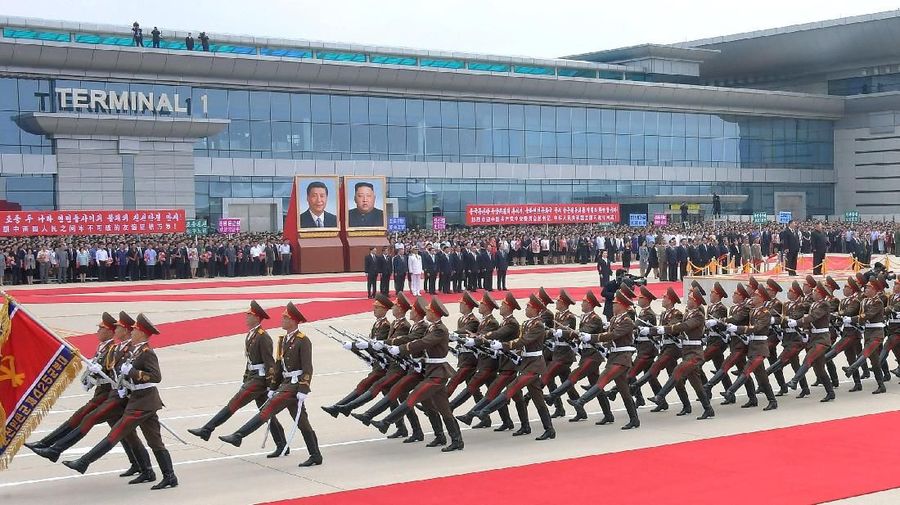 Kedatangan Presiden Xi ke Korea Utara pada Kamis (20/06/2019) disambut meriah oleh Kim Jong Un dan warga Korea Utara.