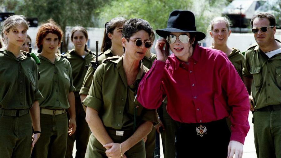 Momen paling fenomenal dari penyanyi pop legendaris, mendiang Michael Jackson.
