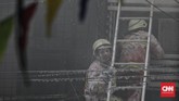 Petugas mesti mewaspadai ada kembang api atau petasan yang mengarah ke dirinya dan meledak saat sedang berjuang memadamkan api yang membakar gudang kembang api di Pasar Pagi, Jalan Asemka, Jakarta Barat. (CNN Indonesia/Adhi Wicaksono)