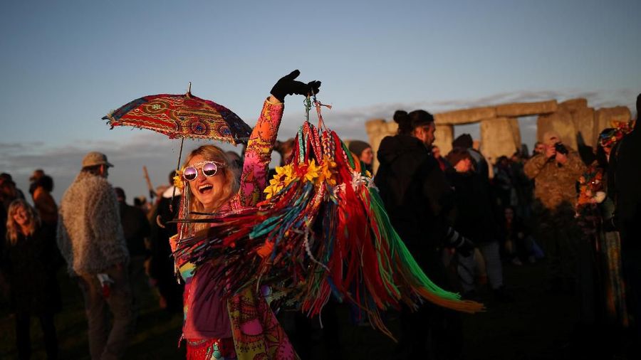 Masyarakat merayakan fenomena Summer Solstice atau titik balik matahari di UK yang dijatuhkan pada hari Jum'at (21/06/2019).