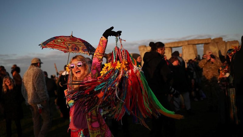 Masyarakat merayakan fenomena Summer Solstice atau titik balik matahari di UK yang dijatuhkan pada hari Jum'at (21/06/2019).