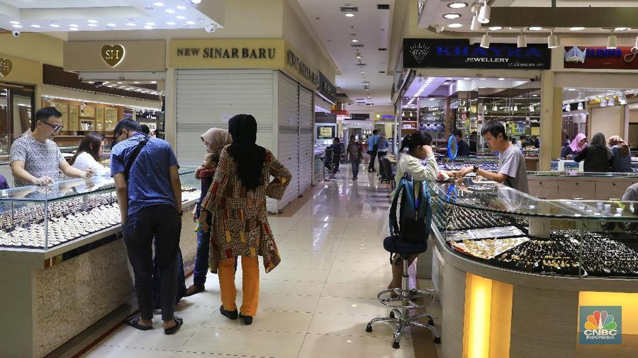 Emas mengalami kenaikan harga sejak Idul Fitri. Akan tetapi tidak memengaruhi penjualan.