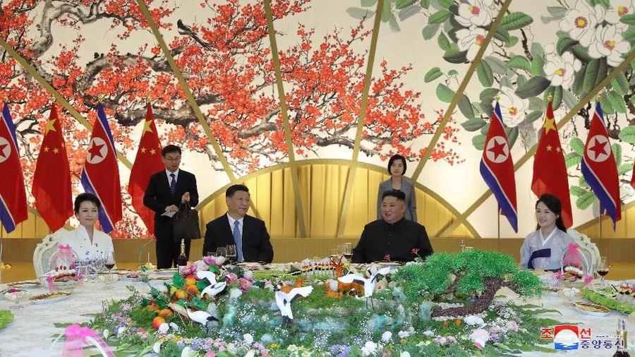 Kedatangan Presiden Xi ke Korea Utara pada Kamis (20/06/2019) disambut meriah oleh Kim Jong Un dan warga Korea Utara.