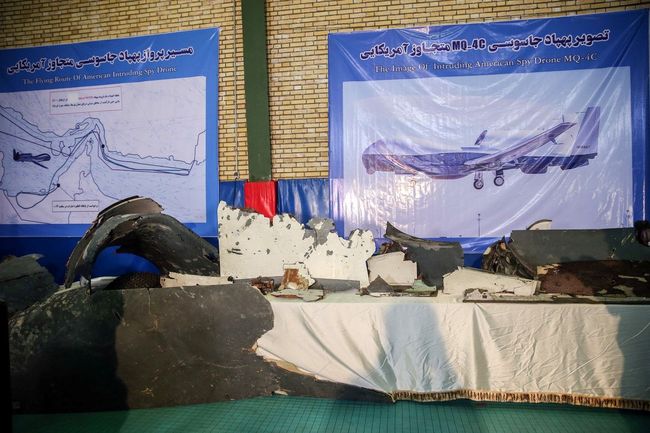 Iran Pamerkan Puing Puing Drone As Yang Ditembak Jatuh<script async src=