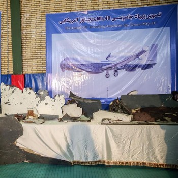Iran Pamerkan Puing-puing Drone AS yang Ditembak Jatuh