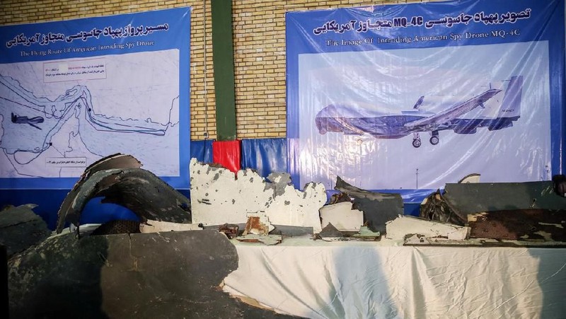 Pentagon mengonfirmasi bahwa ini adalah drone mereka yang ditembak jatuh adalah MQ-4C Triton, salah satu varian drone Global Hawk.
