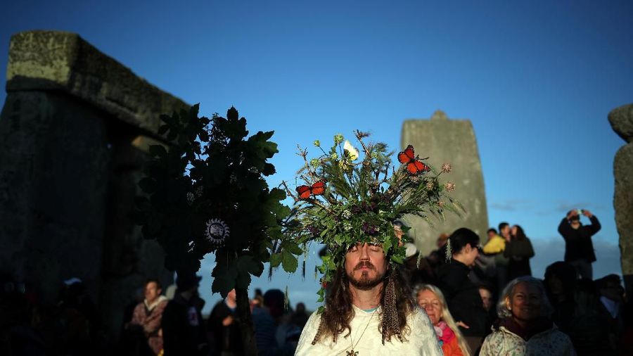 Masyarakat merayakan fenomena Summer Solstice atau titik balik matahari di UK yang dijatuhkan pada hari Jum'at (21/06/2019).