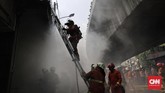 Hal yang membuat kesulitan petugas memadamkan api karena lantai dua yang tertutup sehingga mereka harus bekerja ekstra keras untuk menjinakkan si jago merah. (CNN Indonesia/Adhi Wicaksono)