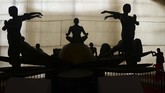 Tahun ini, peringatan Hari Yoga Internasional mengambil tema 'aksi untuk iklim yang sehat'. Yoga dianggap dapat membentuk persatuan antara manusia dengan Bumi sebagai tempatnya berpijak. (SANJAY KANOJIA / AFP)