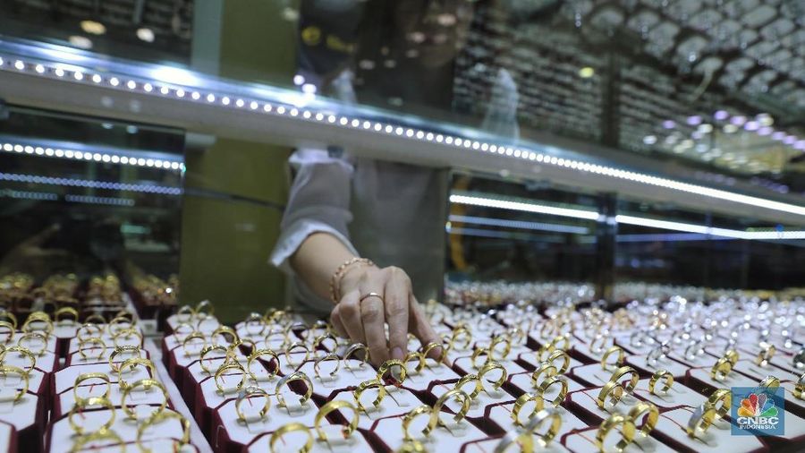Emas mengalami kenaikan harga sejak Idul Fitri. Akan tetapi tidak memengaruhi penjualan.
