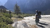Selah Schneiter (10), gadis cilik asal Colorado, Amerika Serikat, dan ayahnya, Mike, saat memanjat tebing The Nos di El Capitan, Taman Nasional Yosemite, Amerika Serikat.