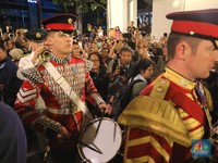 Marching Band Militer Inggris Hibur Warga di Stasiun MRT