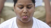 Seorang partisipan melakukan yoga dalam perayaan Hari Yoga Internasional di Kolkata, India, Jumat (21/6). (REUTERS/Rupak De Chowdhuri)