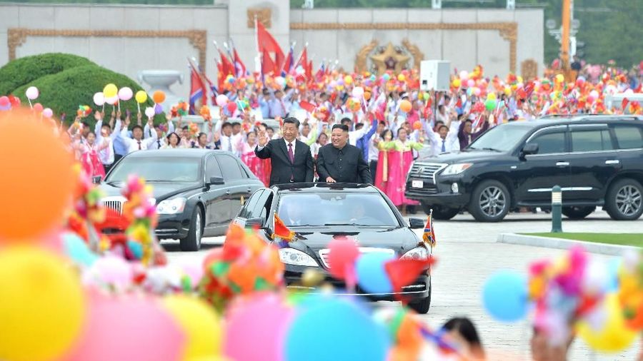 Kedatangan Presiden Xi ke Korea Utara pada Kamis (20/06/2019) disambut meriah oleh Kim Jong Un dan warga Korea Utara.