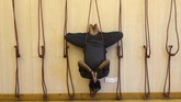 Instruktur Ramesh Sapkota, mendemonstrasikan salah satu jenis yoga dalam rangka menyambut Hari Yoga Internasional di Kathmandu, Nepal, Kamis (20/6). (Photo by PRAKASH MATHEMA / AFP)