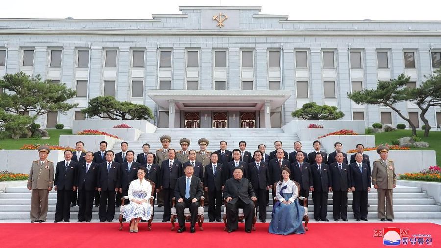 Kedatangan Presiden Xi ke Korea Utara pada Kamis (20/06/2019) disambut meriah oleh Kim Jong Un dan warga Korea Utara.