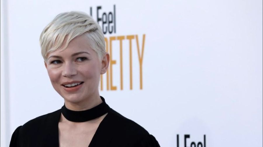 Dia adalah Michelle Williams, aktris asal Amerika Serikat yang empat kali masuk nominasi Academy Awards, dan sekali memenangi Golden Globe Award