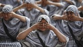 Siswa Muslim menghadiri kelas yoga di salah satu sekolah di Ahmedabad, India pada Selasa (18/6) menyambut Hari Yoga Internasional. (REUTERS/Amit Dave)