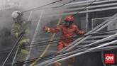 Selain karena lantai dua bangunan yang tertutup, petugas mengalami kesulitan untuk memadamkan api karena petasan serta kembang api yang meletus di dalam gudang terbakar tersebut. (CNN Indonesia/Adhi Wicaksono)