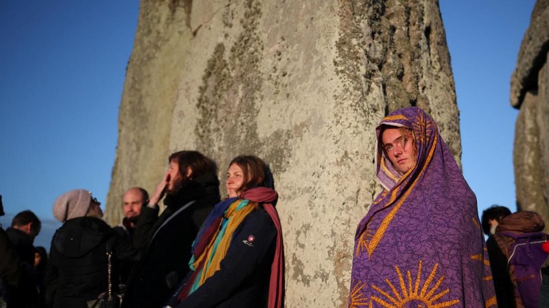 Masyarakat merayakan fenomena Summer Solstice atau titik balik matahari di UK yang dijatuhkan pada hari Jum'at (21/06/2019).