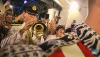 Marching Band Militer Inggris Hibur Warga Di Stasiun MRT