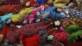 Pekerja seks India melakukan yoga sembari mengenakan topeng dalam menyambut Hari Yoga Internasional di Mumbai, India, Kamis (20/6). (AP Photo/Rafiq Maqbool)