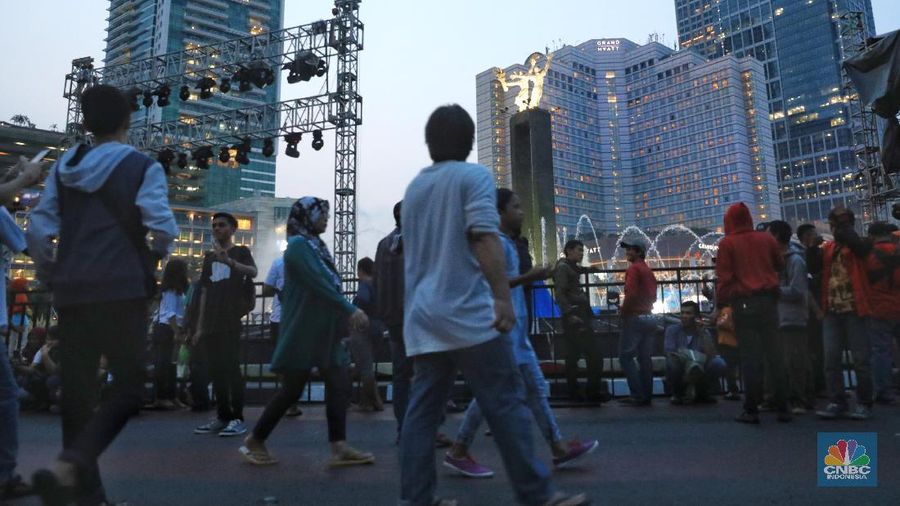 Warga antusias memadati kawasan Bundaran Hotel Indonesia (HI) untuk menyaksikan Jakarta Night Festival.