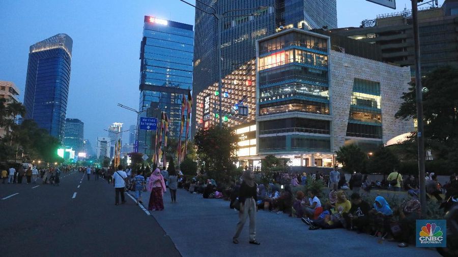 Warga antusias memadati kawasan Bundaran Hotel Indonesia (HI) untuk menyaksikan Jakarta Night Festival.