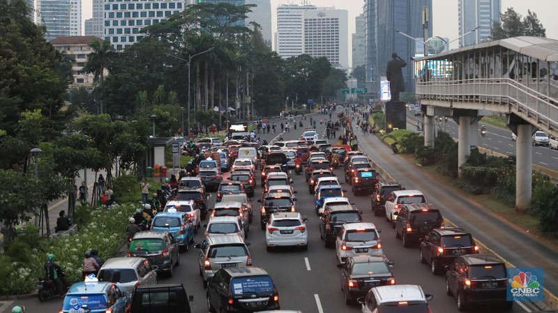 Warga antusias memadati kawasan Bundaran Hotel Indonesia (HI) untuk menyaksikan Jakarta Night Festival.