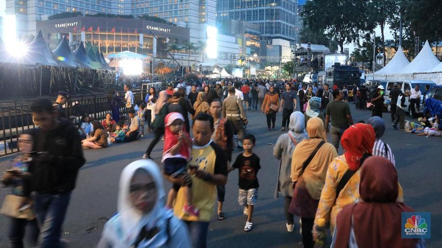 Warga antusias memadati kawasan Bundaran Hotel Indonesia (HI) untuk menyaksikan Jakarta Night Festival.