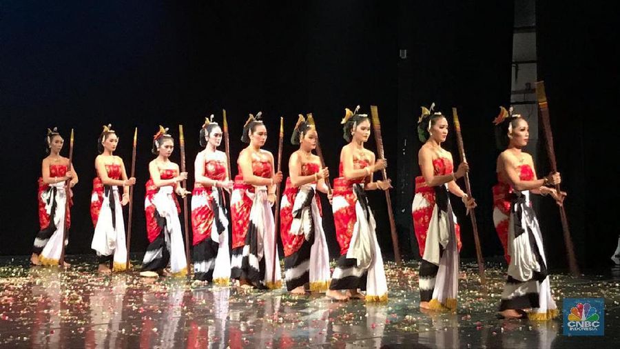 Para penari Bedhoyo adalah seorang perajurit perempuan yang dilatih kemampuan tari maupun latihan fisiknya.