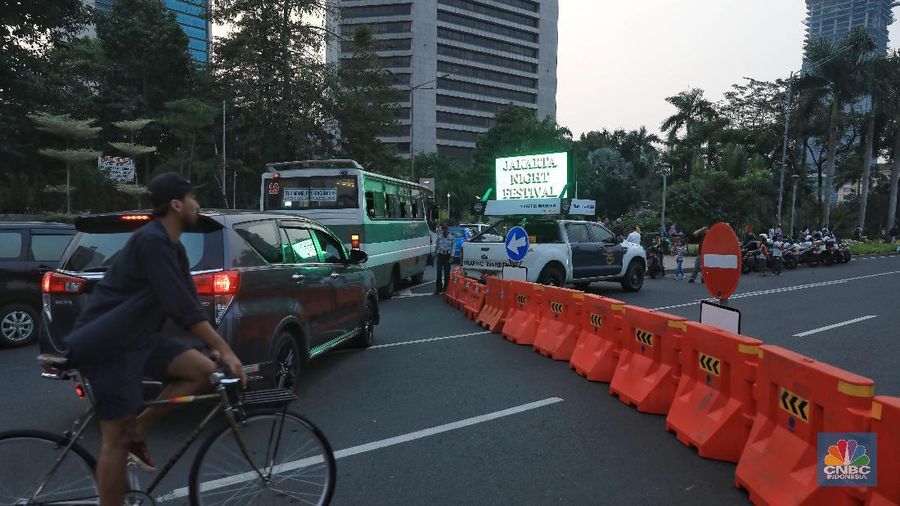 Warga antusias memadati kawasan Bundaran Hotel Indonesia (HI) untuk menyaksikan Jakarta Night Festival.