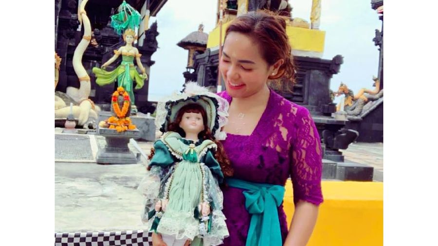 Boneka milik Furi Harun tak cuma bisa datangkan hantu, tapi juga rezeki berupa endorsement senilai jutaan rupiah 