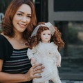 Furi Harun, Selebgram yang Raup Jutaan dari Boneka Mistis