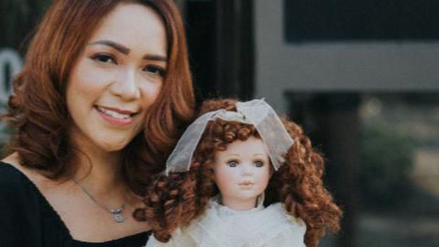 Furi Harun menjadi selebgram karena kemampuan indera ke-enamnya dan boneka ghaib, sukses raup jutaan setiap hari