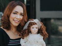 Furi Harun, Selebgram yang Raup Jutaan dari Boneka Mistis