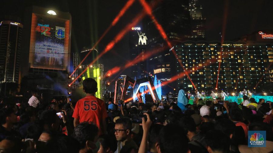 Perayaan yang dikemas dalam acara Jakarta Night Festival ini diisi dengan berbagai kegiatan panggung hiburan dan artis ibukota.