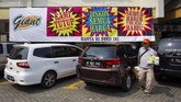 Konsumen membawa barang belanjaan di Supermarket Giant Ekspres, Mampang Prapatan, Jakarta, Minggu (23/6/2019). Giant berencana menutup enam gerai di wilayah Jabodetabek yang akan dilakukan pada 28 Juli 2019. (ANTARA FOTO/Dhemas Reviyanto/foc)