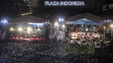 Warga memadati kawasan Bundaran Hotel Indonesia saat Jakarta Night Festival di Jakarta, Sabtu (22/6/2019). Jakarta Night Festival digelar dalam rangka merayakan HUT ke-492 DKI Jakarta. (ANTARA FOTO/Hafidz Mubarak A/wsj).