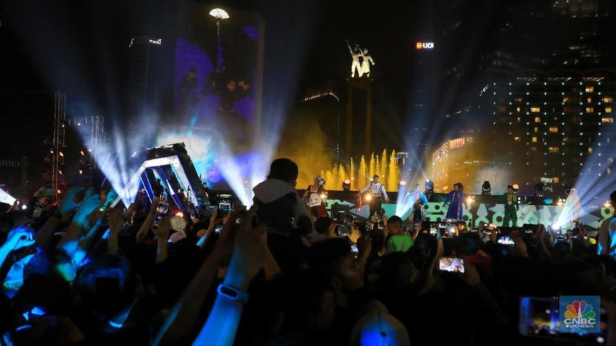 Perayaan yang dikemas dalam acara Jakarta Night Festival ini diisi dengan berbagai kegiatan panggung hiburan dan artis ibukota.