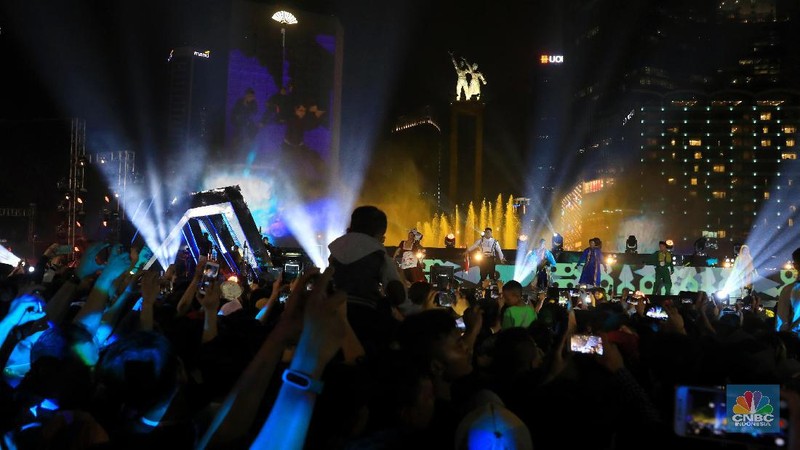 Perayaan yang dikemas dalam acara Jakarta Night Festival ini diisi dengan berbagai kegiatan panggung hiburan dan artis ibukota.
