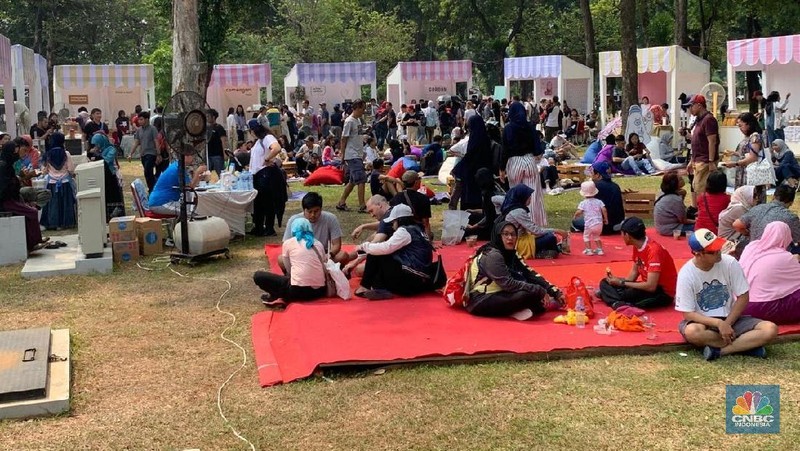 Memperingati HUT Jakarta ke-492 Tahun, Pemprov DKI Jakarta menggelar piknik massal dan pasar raia di Lapangan Banteng, Jakarta Pusat. Warga pun datang berjibun.
