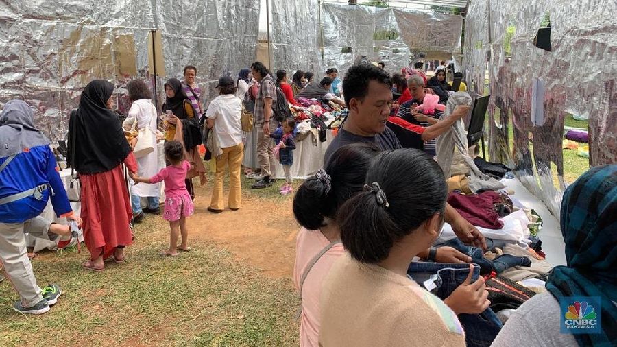 Memperingati HUT Jakarta ke-492 Tahun, Pemprov DKI Jakarta menggelar piknik massal dan pasar raia di Lapangan Banteng, Jakarta Pusat. Warga pun datang berjibun.