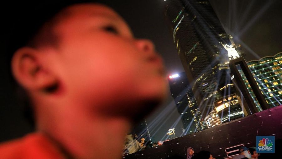 Perayaan yang dikemas dalam acara Jakarta Night Festival ini diisi dengan berbagai kegiatan panggung hiburan dan artis ibukota.