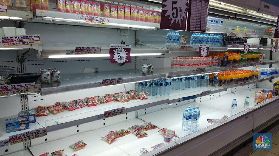 Gerai Giant yang akan tutup langsung diserbu oleh pengunjung, beberapa produk tampak langsung ludes dalam hitungan jam. 