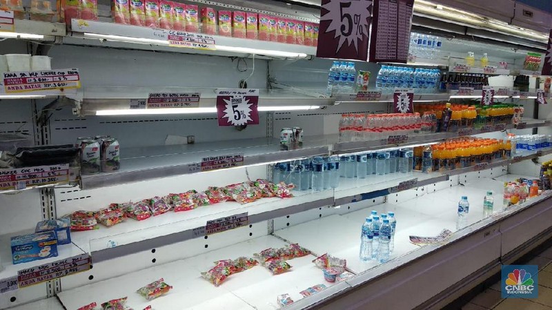 Gerai Giant yang akan tutup langsung diserbu oleh pengunjung, beberapa produk tampak langsung ludes dalam hitungan jam. 