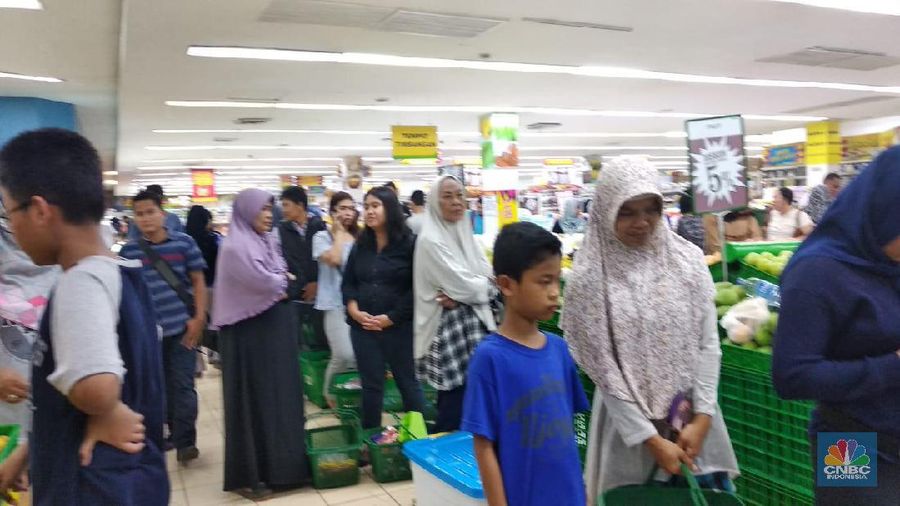 Gerai Giant yang akan tutup langsung diserbu oleh pengunjung, beberapa produk tampak langsung ludes dalam hitungan jam. 