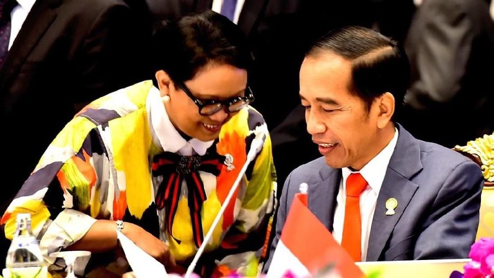 Presiden Joko Widodo (Jokowi) bersama Ibu Negara Iriana Jokowi meninjau Bandar Udara Internasional Yogyakarta