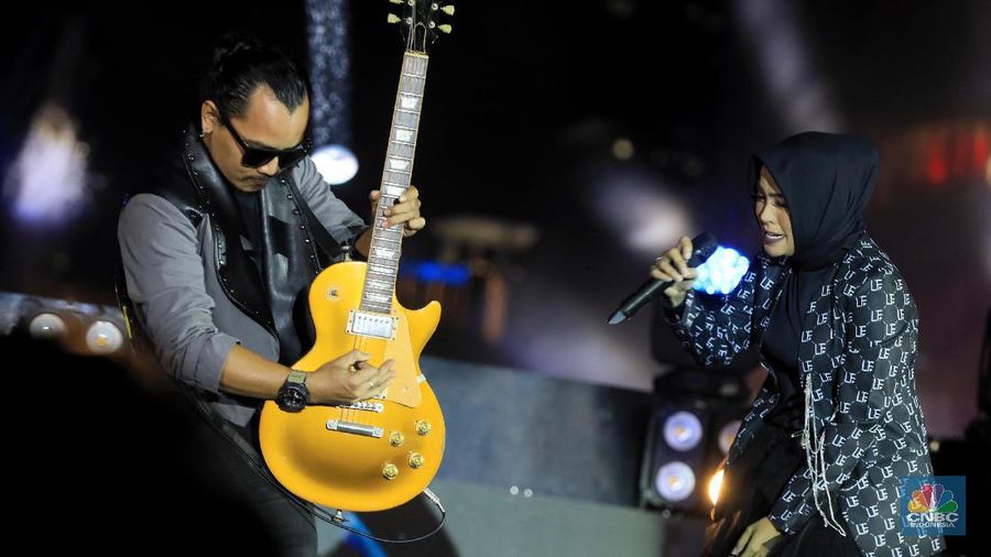 Perayaan yang dikemas dalam acara Jakarta Night Festival ini diisi dengan berbagai kegiatan panggung hiburan dan artis ibukota.