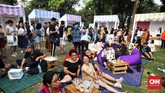 Para pengunjung dapat merasakan suasana seperti piknik di ruang terbuka kota sambil berbelanja dan menikmati aneka makanan dan jajanan.(CNN Indonesia/Hesti Rika)
